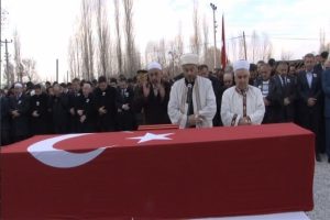 Şehit oğlunun cenaze namazını kıldırdı