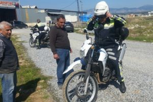 Dur ihtarına uymadı polis motosikletini ezdi