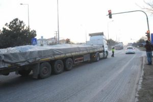 TIR'ın &ccedil;arptığı yaya &ouml;ld&uuml;