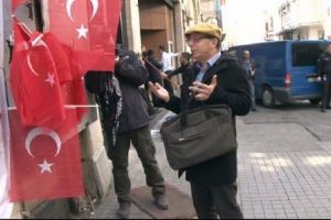 CHP'li kadınlar patlama yerine karanfil bıraktı
