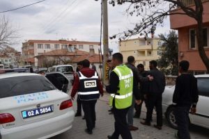 'Dur' ihtarına uymayan ş&uuml;pheliler yakalanınca polise saldırdılar