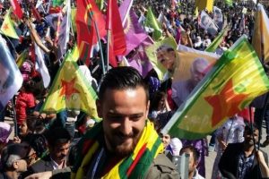 Deniz Naki peşmerge kıyafetiyle Nevruz etkinliğinde