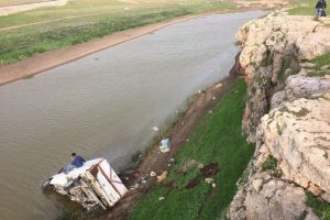 Ara&ccedil; 15 metre y&uuml;kseklikten dereye u&ccedil;tu