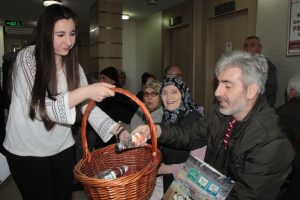 Bursa'da D&uuml;nya Su G&uuml;n&uuml;'nde 'su' hediye ettiler