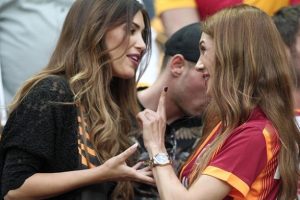 Galatasaraylı yıldızların eşlerinin derbi biletlerini iptal ettikleri ortaya &ccedil;ıktı
