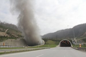 Dumanlar y&uuml;kseliyor! Bolu T&uuml;neli trafiğe kapandı