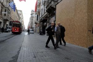 Beyoğlu'nda patlamada zarar g&ouml;ren işyeri kontrplaklarla kapatıldı