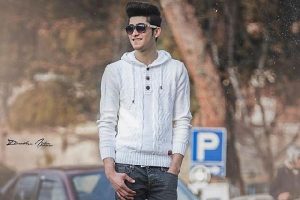 Kasksız motosikletli gen&ccedil;, kazada otomobil altında kalıp &ouml;ld&uuml;