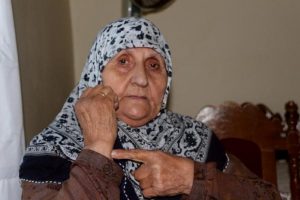 Oyaladıkları yaşlı kadının kolundaki bileziğini &ccedil;aldılar
