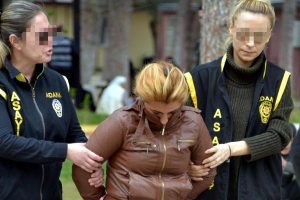 Kuaf&ouml;rde sa&ccedil;larını yaptırıp, erkeklere pazarlayan fuhuş şebekesine darbe