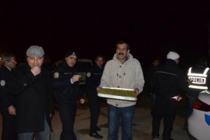 Bursa'da g&ouml;rev başındaki polise baklava ikramı