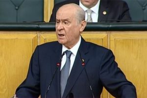 Bah&ccedil;eli'den aynı c&uuml;mlede hem eleştiri hem &ouml;vg&uuml;