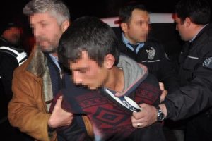 Otomobillerden teyp ve hoparl&ouml;r &ccedil;alan 3 kişi yakalandı