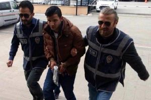 Hırsızlık zanlısı, elindeki kartal d&ouml;vmesinden yakalandı