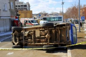 Askeri ara&ccedil; otob&uuml;sle &ccedil;arpıştı: 4'&uuml; asker 6 yaralı