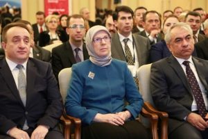 'Yaşlı' kelimesi 'tecr&uuml;beli' ile değişecek