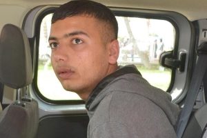 Uyuşturucu satıcısı polisi bı&ccedil;akladı