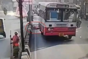 Temizlik iş&ccedil;isi otob&uuml;s&uuml;n altında kaldı