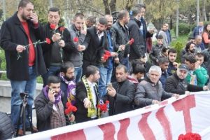 Ter&ouml;re tepki y&uuml;r&uuml;y&uuml;ş&uuml;nde trib&uuml;n liderleri Kızılay'da buluştu