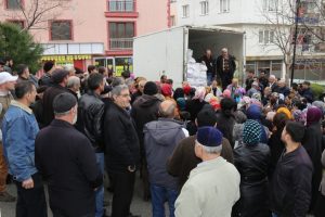 Bursa'da kameralar karşısında yardım tepki &ccedil;ekti!
