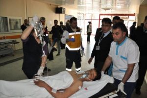 Sınırı ge&ccedil;meye &ccedil;alışan 2 kişi askerler tarafından vuruldu
