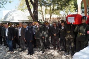 Cinnet getiren emekli albay eşini &ouml;ld&uuml;r&uuml;p intihar etti