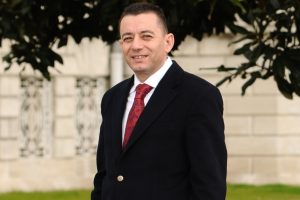 O profes&ouml;r g&ouml;revinden istifa etti