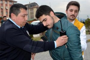 Yarı &ccedil;ıplak Suriyeli gen&ccedil; hastaneye kaldırıldı