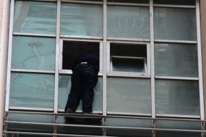 Bursa'da 7. kattan atlamaya kalkan genci polis kurtardı