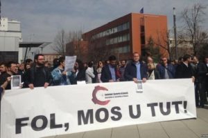 Kosova'da basın mensupları başbakanı protesto etti