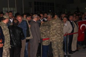 Şehit oğlunu asker parkasıyla karşıladı