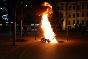 Alkoll&uuml; yakalanan s&uuml;r&uuml;c&uuml; motosikletini ateşe verdi