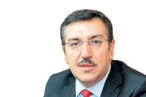 Bakan T&uuml;fenk&ccedil;i kıl payı kurtuldu