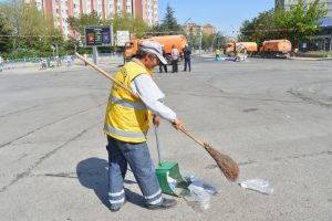 Temizlik iş&ccedil;isi bulduğu 20 bin TL'lik &ccedil;eki teslim etti