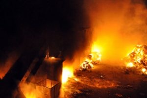 Kağıt fabrikası alevlere teslim oldu