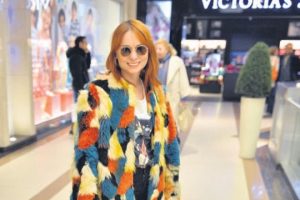 Nilperi Şahinkaya'nın renkli stili
