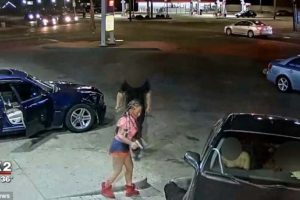 Mini eteğinden &ccedil;ıkardığı silahla dehşet sa&ccedil;tı