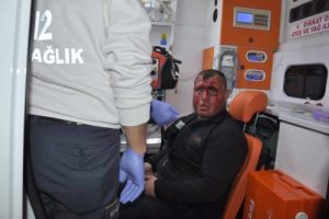 Tıraş olurken y&uuml;z&uuml;n&uuml; kesen engelliye polis yardım etti