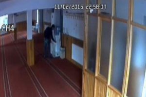 Camiden hırsızlık g&uuml;venlik kamerasında