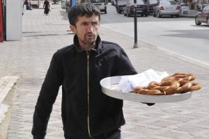 Simit&ccedil;i, cezaya rağmen bağırmaya devam ediyor