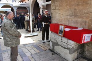 Şehit oğlunu parkasıyla uğurladı