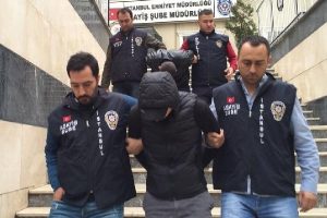 Kadın y&uuml;z&uuml;nden ev kundaklayıp bir kişiyi &ouml;ld&uuml;rd&uuml;ler