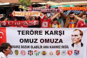 Antalya'da taraftar grupları ter&ouml;r&uuml; protesto etti