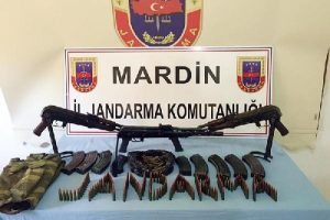 Derik'te uzun namlulu silah ve patlayıcı ele ge&ccedil;irildi