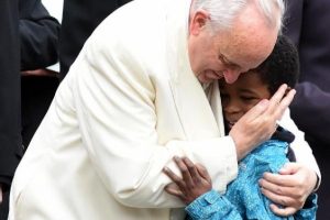Papa Br&uuml;ksel i&ccedil;in dua etti: "Y&uuml;reğim acıdı"