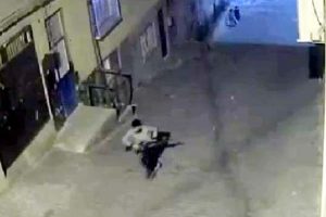 Polis merkezi ile zırhlı araca ateş a&ccedil;an PKK'lılar yakalandı