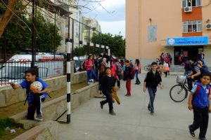 15 &ouml;ğrenci okulda dağıtılan tavuklu pilavdan zehirlendi