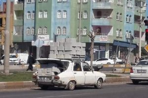 Briket y&uuml;kl&uuml; otomobil şaşırttı