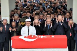 Akşam doğum yapan abla sabah kardeşinin şehit cenazesine katıldı
