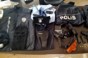 Polis &uuml;niforması giyip esnafı dolandırdı